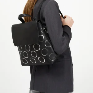 Yura mochila con solapa y detalles metálicos